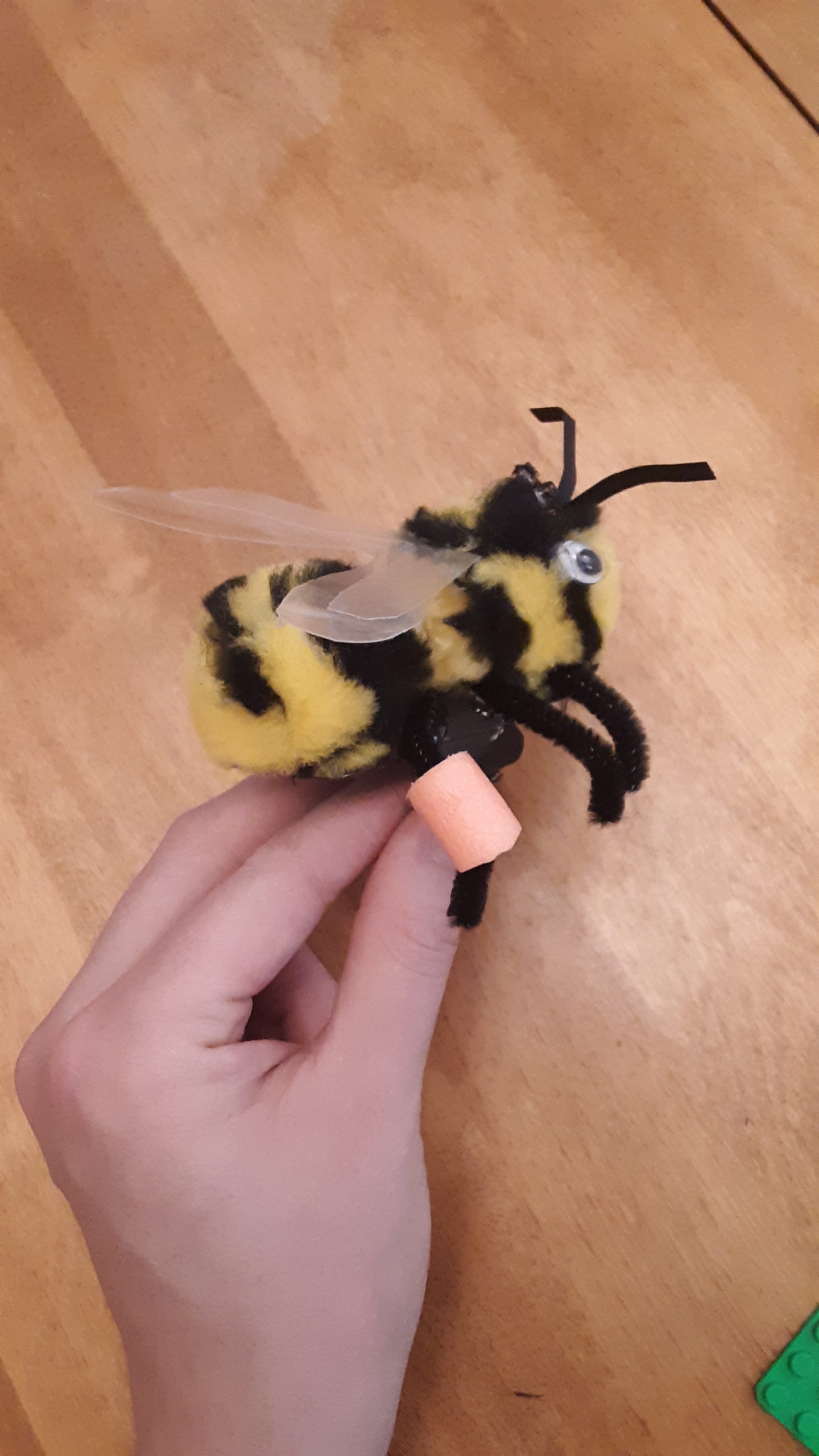 🐝 DIY Bee Finger Puppets! 🐝 – 5 Minute Lessons…